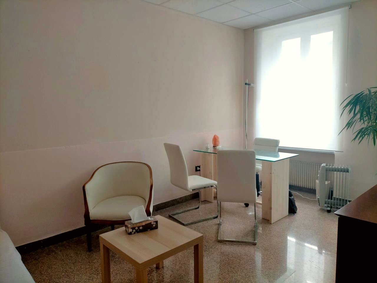 Lo studio della Dott.ssa Culcasi: poltrona e scrivania vicino alla finestra
